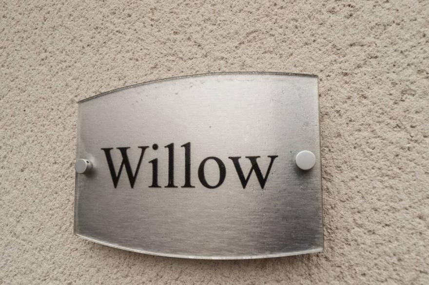 WILLOW, romantic, luxury holiday cottage, with hot tub in Willerby
