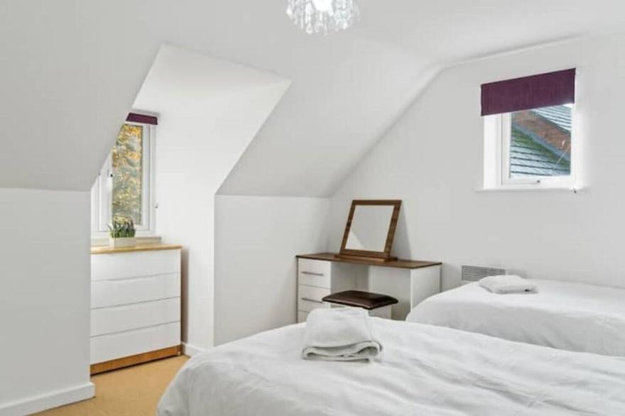KING Bed W/Kitchen near Rushden Lakes Free Parking