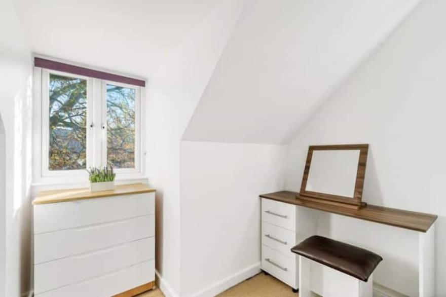 KING Bed W/Kitchen near Rushden Lakes Free Parking