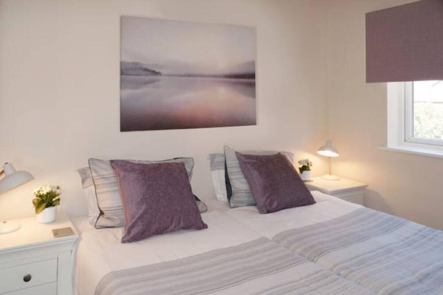 2 bedroom apartment near Rushden lakes, free parking and internet