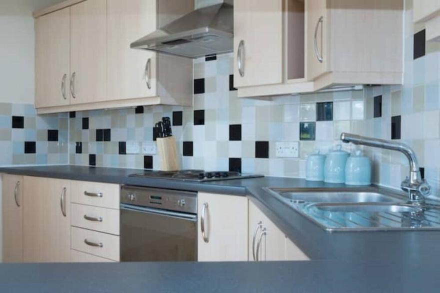 2 bedroom apartment near Rushden lakes, free parking and internet