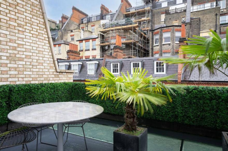 SUPERB 3 BEDROOM KNIGHTSBRIDGE HOUSE.- GREAT LOCATION
