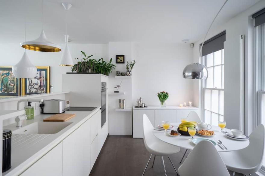 SUPERB 3 BEDROOM KNIGHTSBRIDGE HOUSE.- GREAT LOCATION