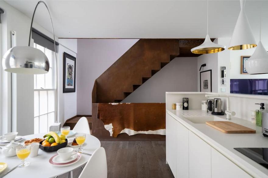SUPERB 3 BEDROOM KNIGHTSBRIDGE HOUSE.- GREAT LOCATION