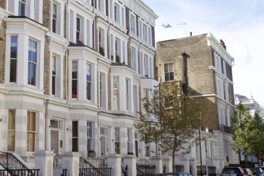 Earls Court three bedroom home in Central London to Let