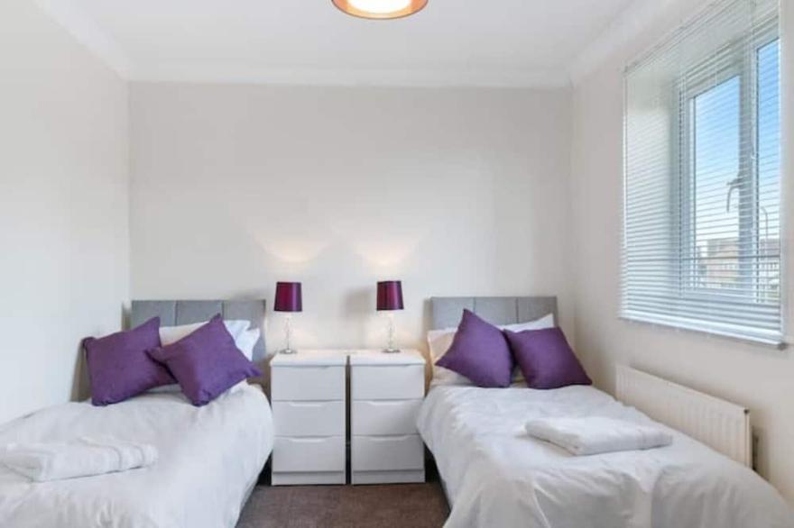 3 Bedroom W/ Private Free Parking and Large Garden