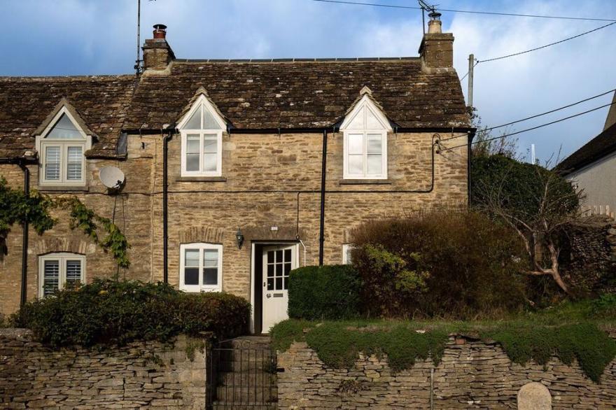 Charlton Cottage, Tetbury - sleeps 4 guests  in 3 bedrooms