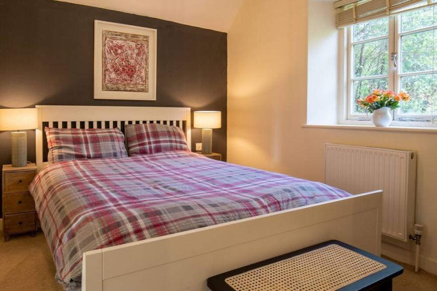Charlton Cottage, Tetbury - sleeps 4 guests  in 3 bedrooms