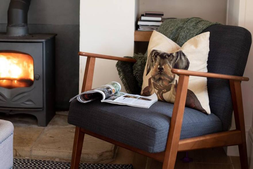 Charlton Cottage, Tetbury - sleeps 4 guests  in 3 bedrooms