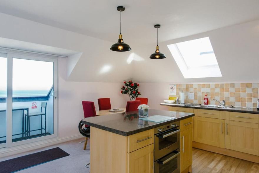CRIBBAR VIEW, pet friendly, country holiday cottage in Newquay