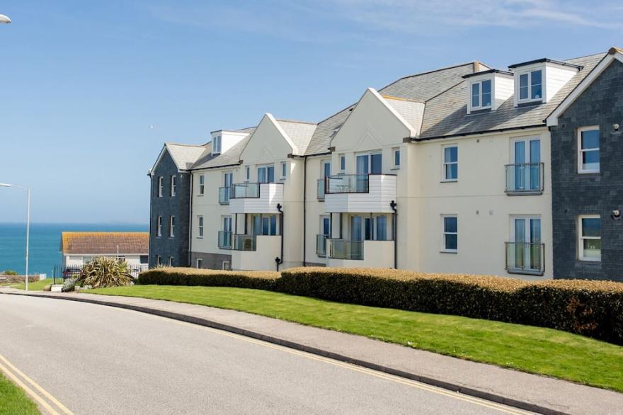 CRIBBAR VIEW, pet friendly, country holiday cottage in Newquay