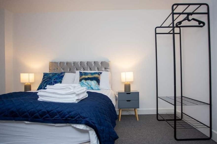 Stylish New Apartment near Heathrow Airport
