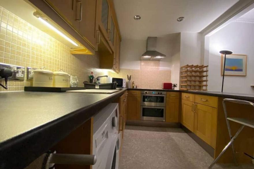 Grosvenor Pad - Lovely 2-bedroom Flat - FREE ON STREET PARKING