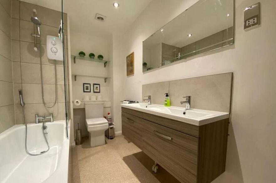 Grosvenor Pad - Lovely 2-bedroom Flat - FREE ON STREET PARKING