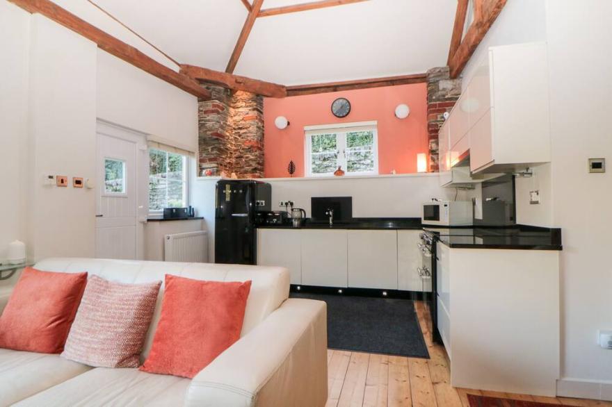 MILL GRANGE, pet friendly, with open fire in Dartmouth