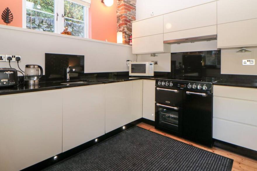 MILL GRANGE, pet friendly, with open fire in Dartmouth