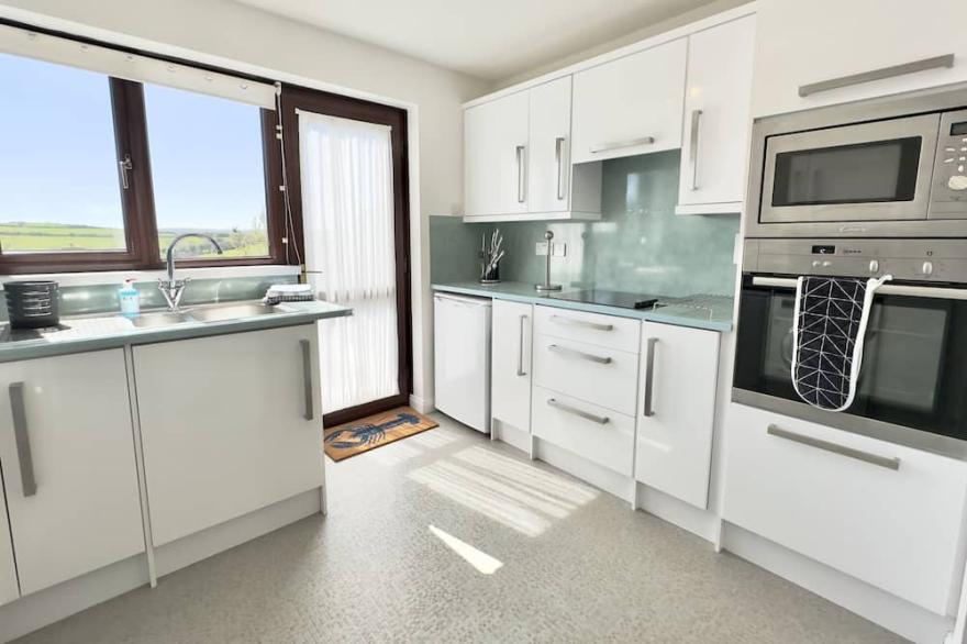 Padstow, 2 bedrooms with parking and rear sun deck - Estuary views Pets welcome.