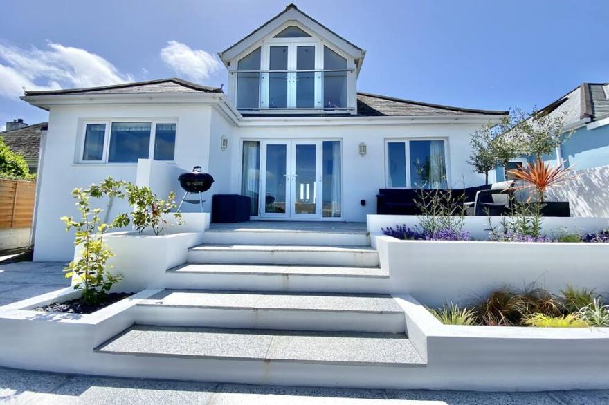 Trevillian, Padstow - pet friendly and parking with Camel Estuary views