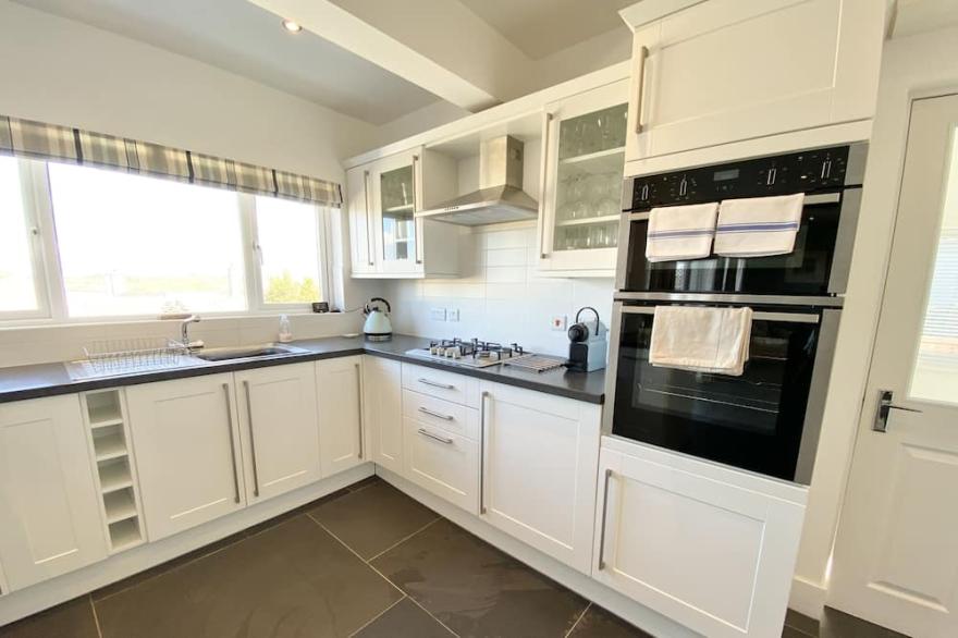 Trevillian, Padstow - pet friendly and parking with Camel Estuary views