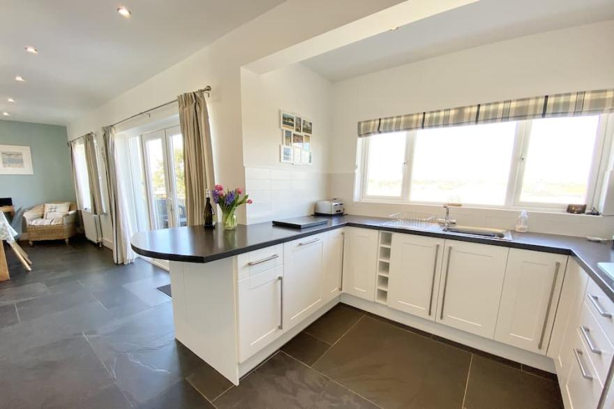 Trevillian, Padstow - pet friendly and parking with Camel Estuary views