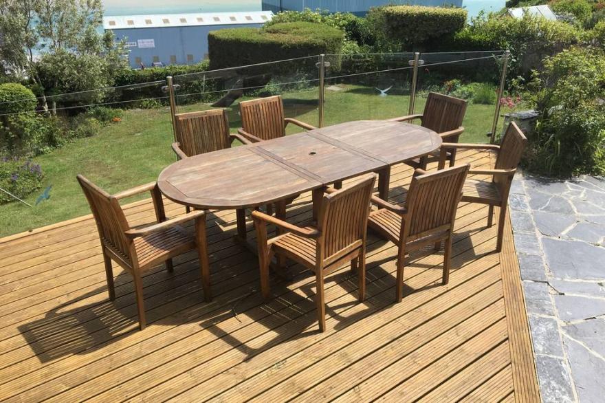 Detached bungalow sleeps 6 with off-street parking. Pets welcome