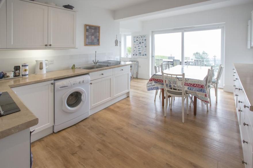Detached bungalow sleeps 6 with off-street parking. Pets welcome