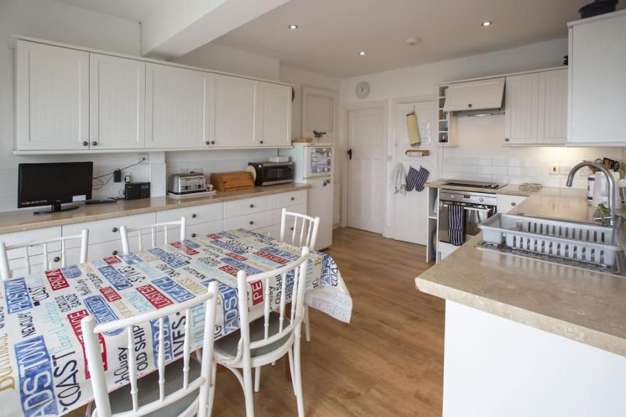 Detached bungalow sleeps 6 with off-street parking. Pets welcome