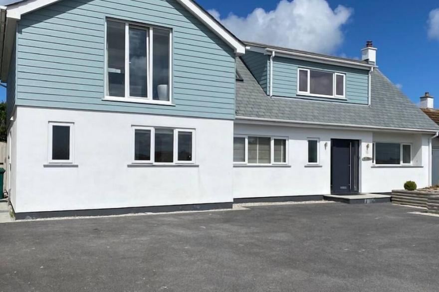 5 bed, 3 bath detached holiday home close to Constantine Bay beach with parking