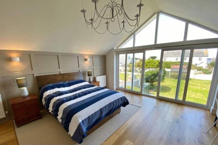 5 bed, 3 bath detached holiday home close to Constantine Bay beach with parking