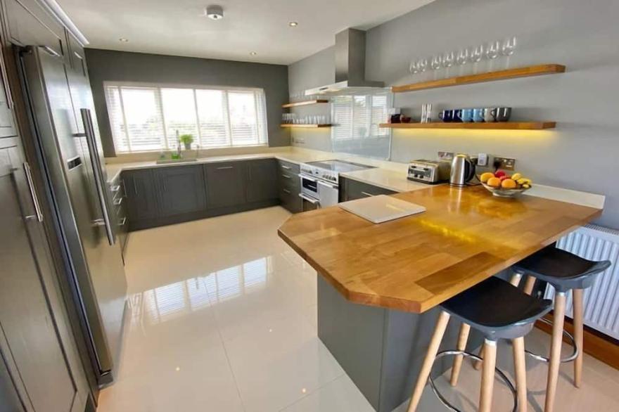 5 bed, 3 bath detached holiday home close to Constantine Bay beach with parking