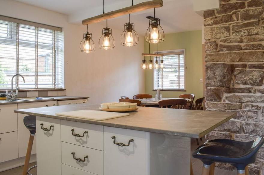 5 bedroom accommodation in Leominster