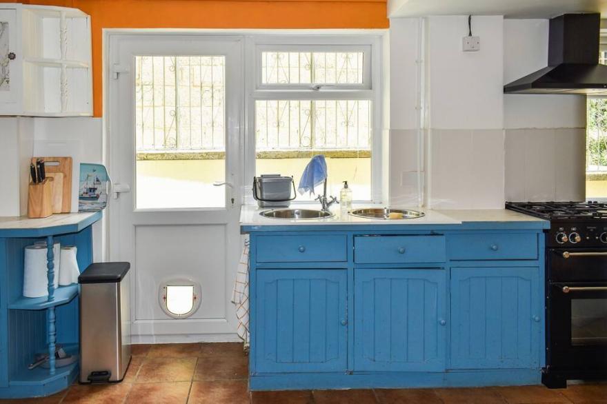 5 bedroom accommodation in Ruscombe