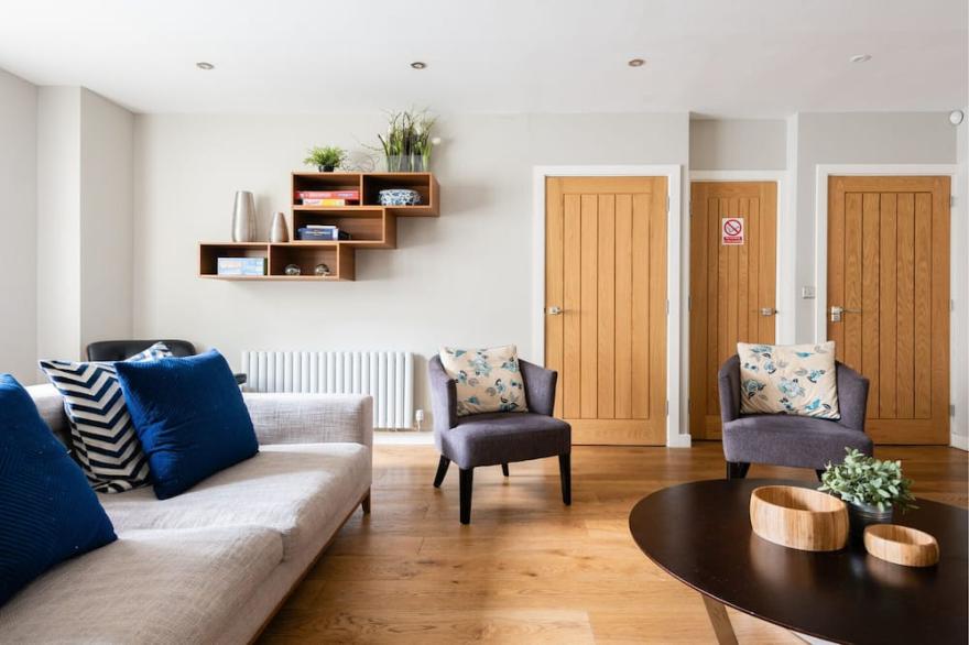 The Norfolk Townhouse - Large & Stunning 5BDR Mews Home on Private Street