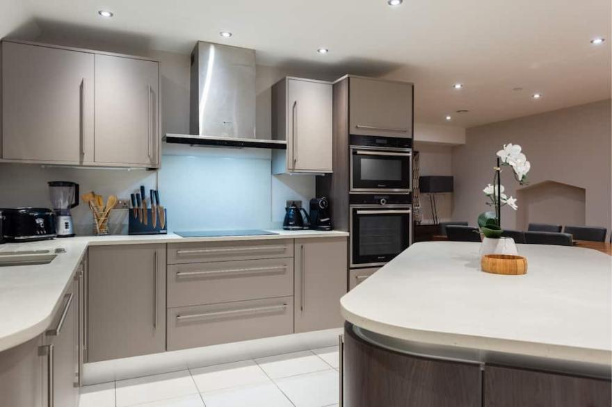 The Norfolk Townhouse - Large & Stunning 5BDR Mews Home on Private Street