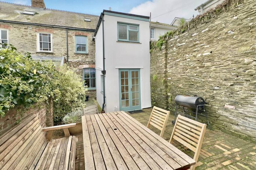 Lundy is a character pet friendly Padstow cottage, close to the harbour & shops