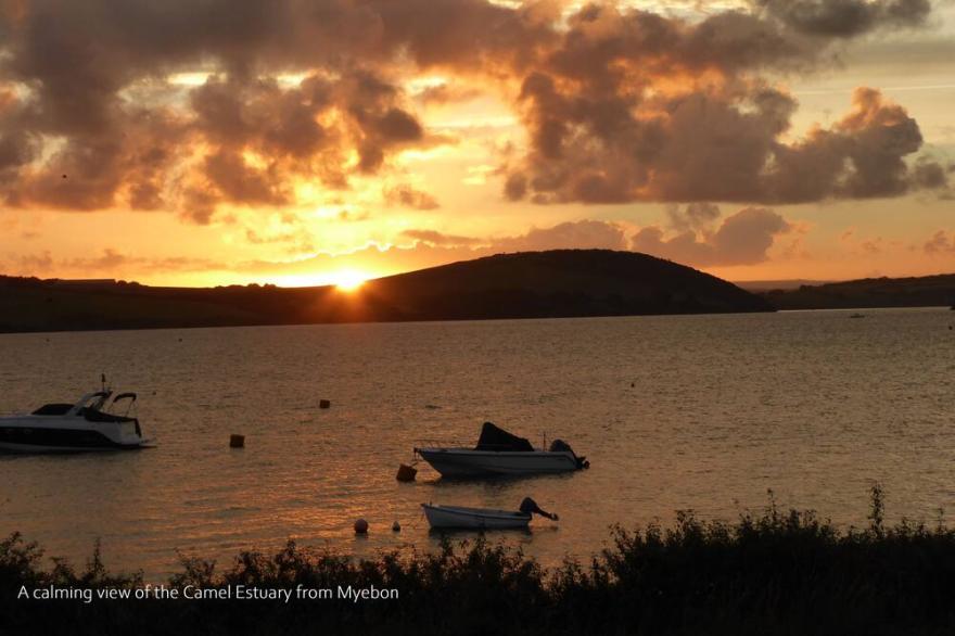 Myebon Holiday Home bungalow, perfectly positioned alongside the Camel Estuary - Uninterrupted views