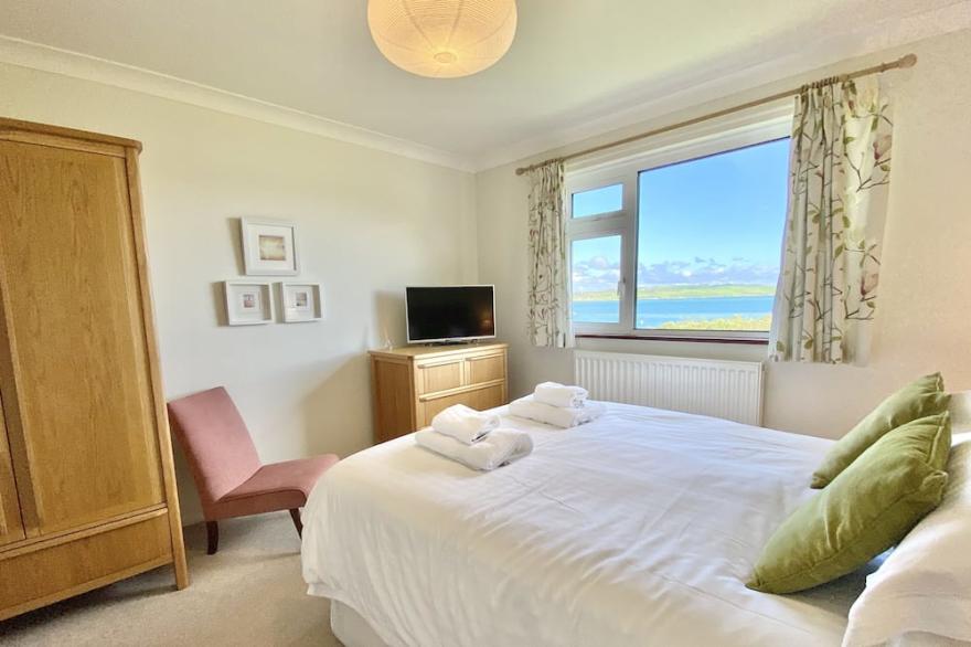 Myebon Holiday Home bungalow, perfectly positioned alongside the Camel Estuary - Uninterrupted views