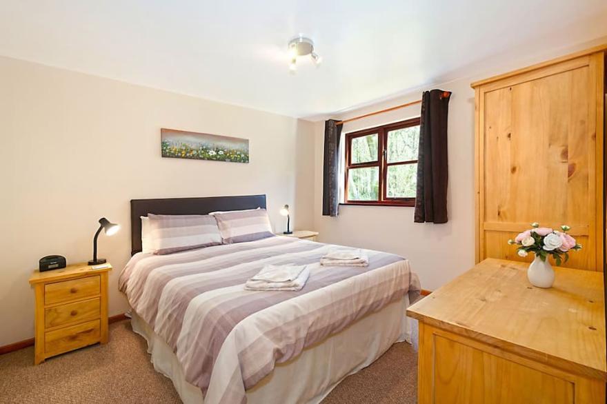 Heated Indoor Pool. 2 bed lodge sleeping 4 set in 5 acres of beautiful Woodland