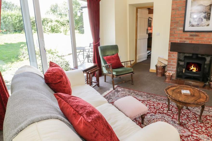 AEL Y BRYN, pet friendly, character holiday cottage in Menai Bridge