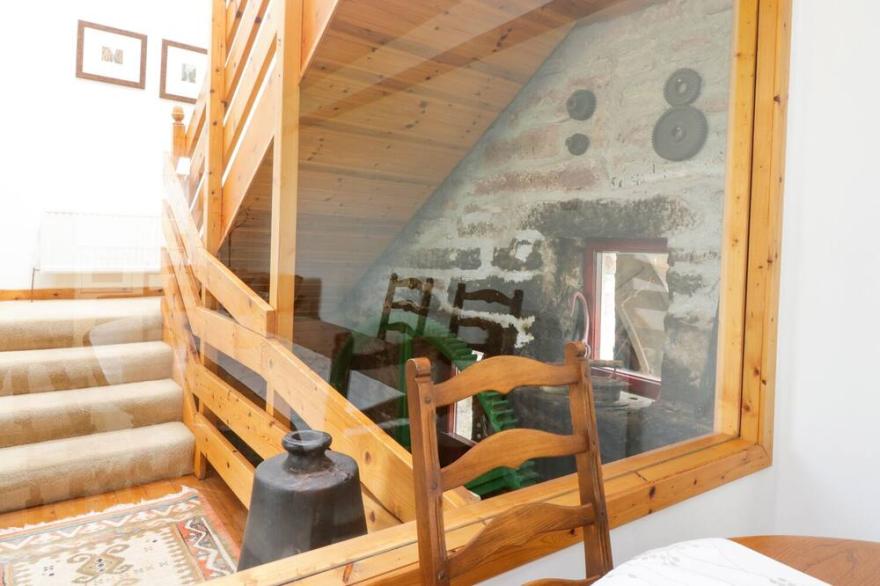 CARDEAN MILL, pet friendly, character holiday cottage in Blairgowrie