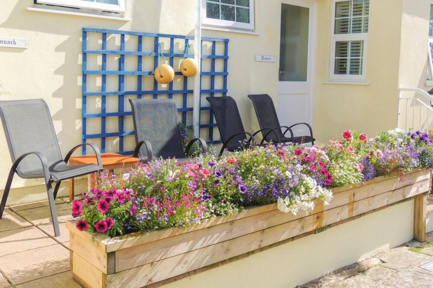 POLPEOR, character holiday cottage, with a garden in Mullion