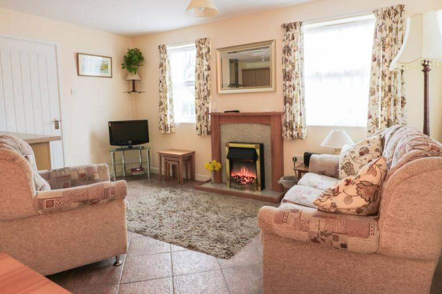 POLPEOR, character holiday cottage, with a garden in Mullion