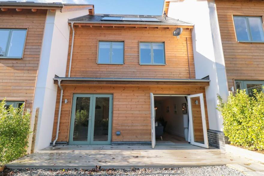 4 COURT TERRACE, HILLFIELD VILLAGE, family friendly in Dartmouth