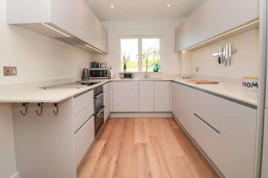 4 COURT TERRACE, HILLFIELD VILLAGE, family friendly in Dartmouth