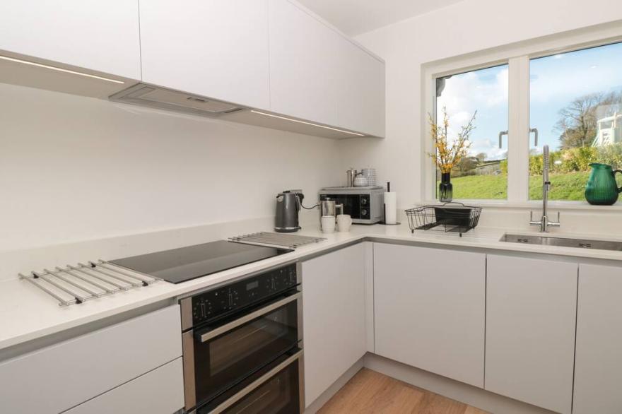 4 COURT TERRACE, HILLFIELD VILLAGE, family friendly in Dartmouth