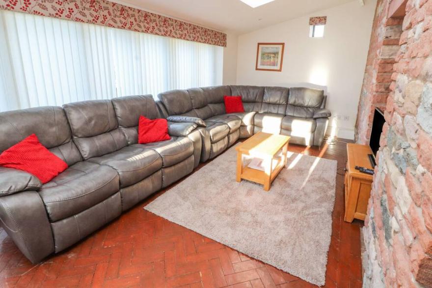 BLENCATHRA BARN, pet friendly, with hot tub in Penrith