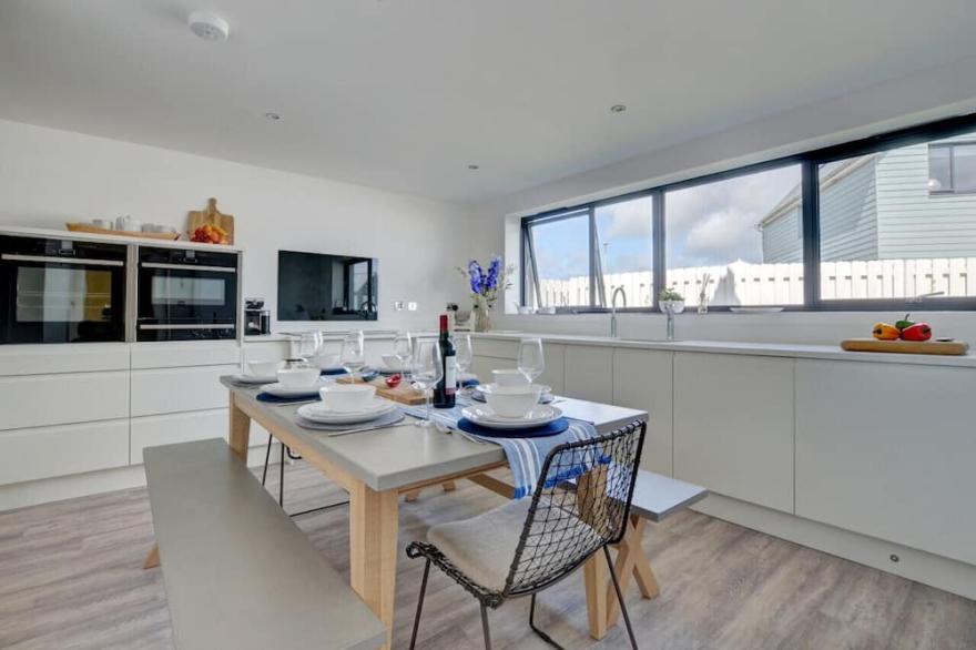 Beach House - Three Bedroom House, Sleeps 8