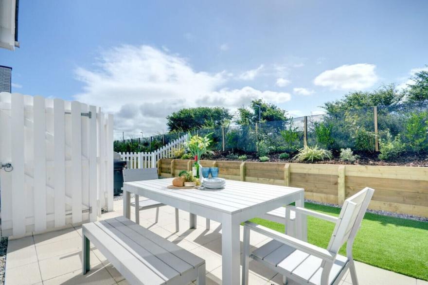 Beach House - Three Bedroom House, Sleeps 8