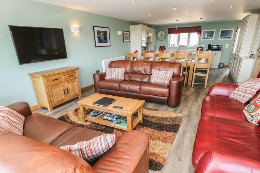 HARMON VALE, pet friendly, country holiday cottage in Solva