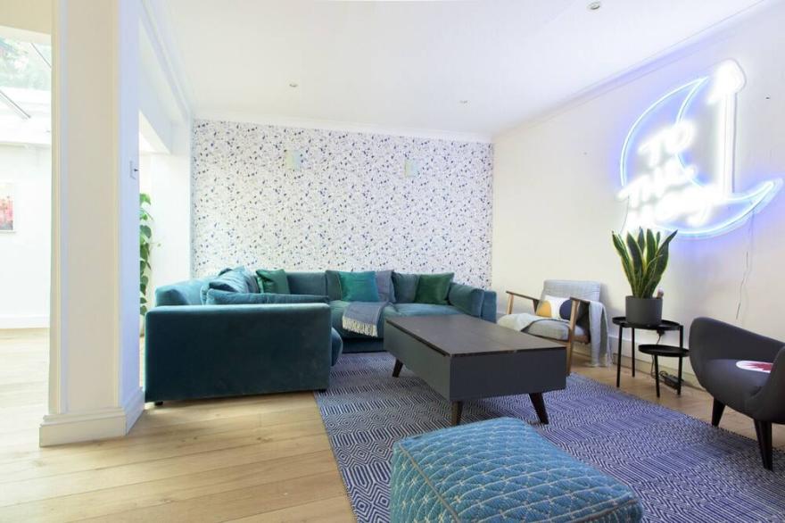 The Harrods Mews - Modern 4BDR Mews Home with Rooftop Terrace & Garage